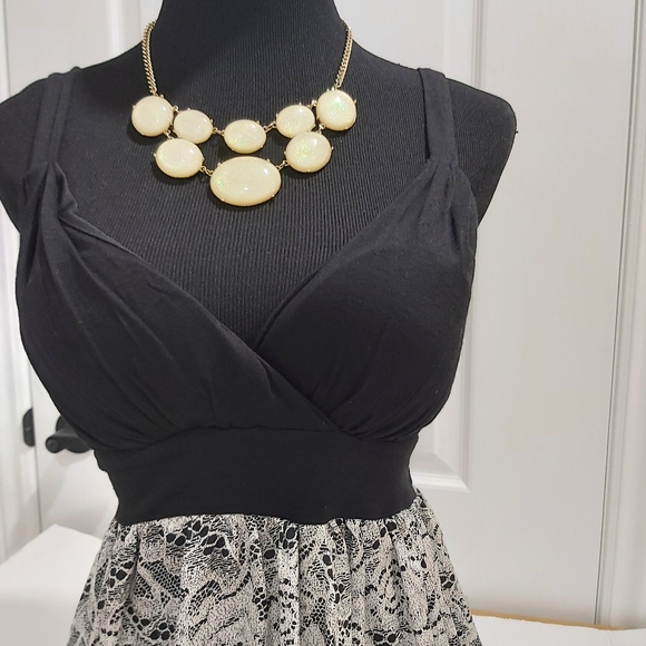 Smartset V-neck black on top and patterned bottom dress, Size: XS- 0/2 - Picture 2 of 10